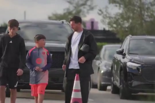 皇冠体育-长成大小伙了！梅西带三个儿子去训练，13岁蒂亚戈和梅西差不多高